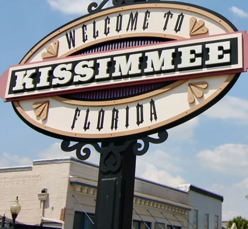 The sign of Kissimmee near the entrance to the city.